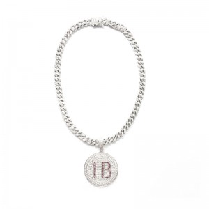 유행 라운드 편지 조각 된 다이아몬드 펜 던 트와 체인입니다